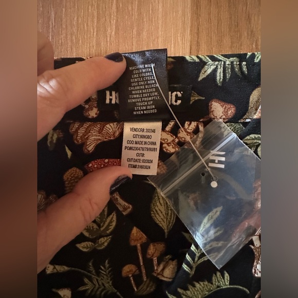 NWT Mushroom Woods Woven Button-Up size medium Hot Topic 🍄 - Picture 3 of 9
